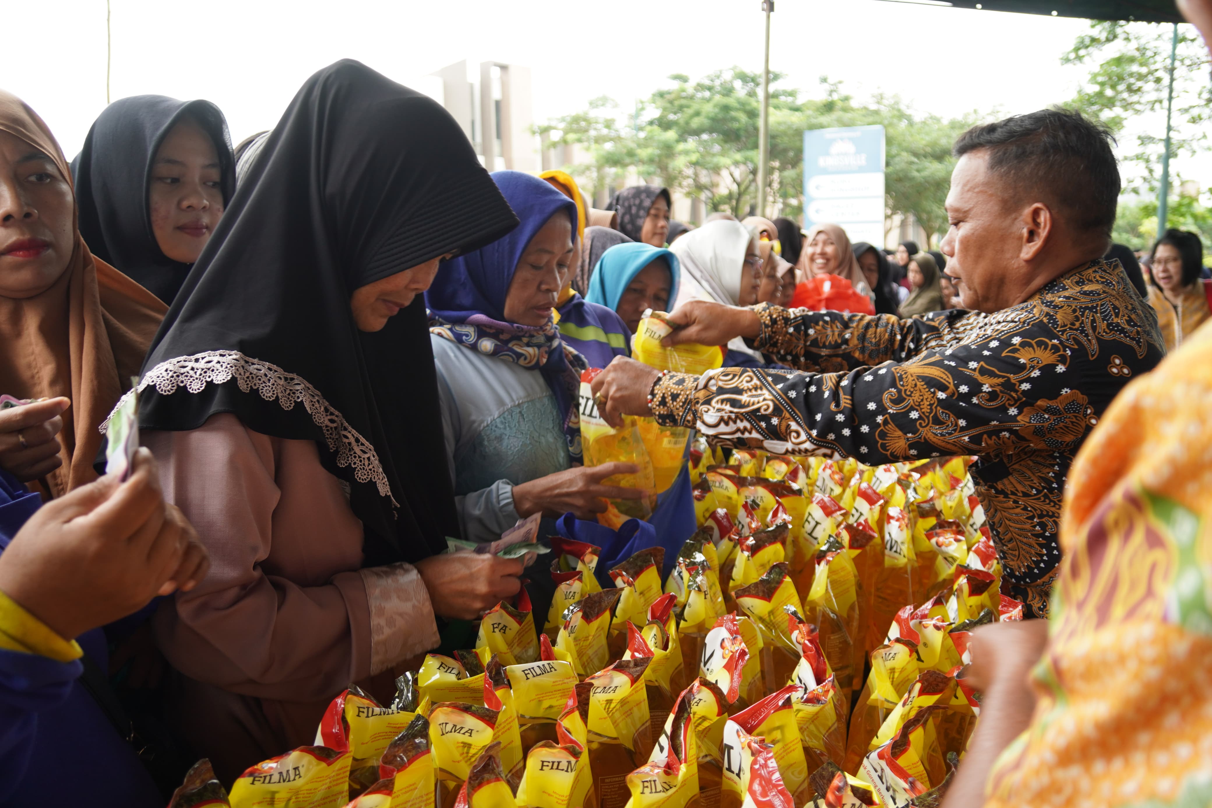 Sinar Mas Land Gelar Bazar Minyak Goreng di Kawasan Rancamaya Golf Estate
